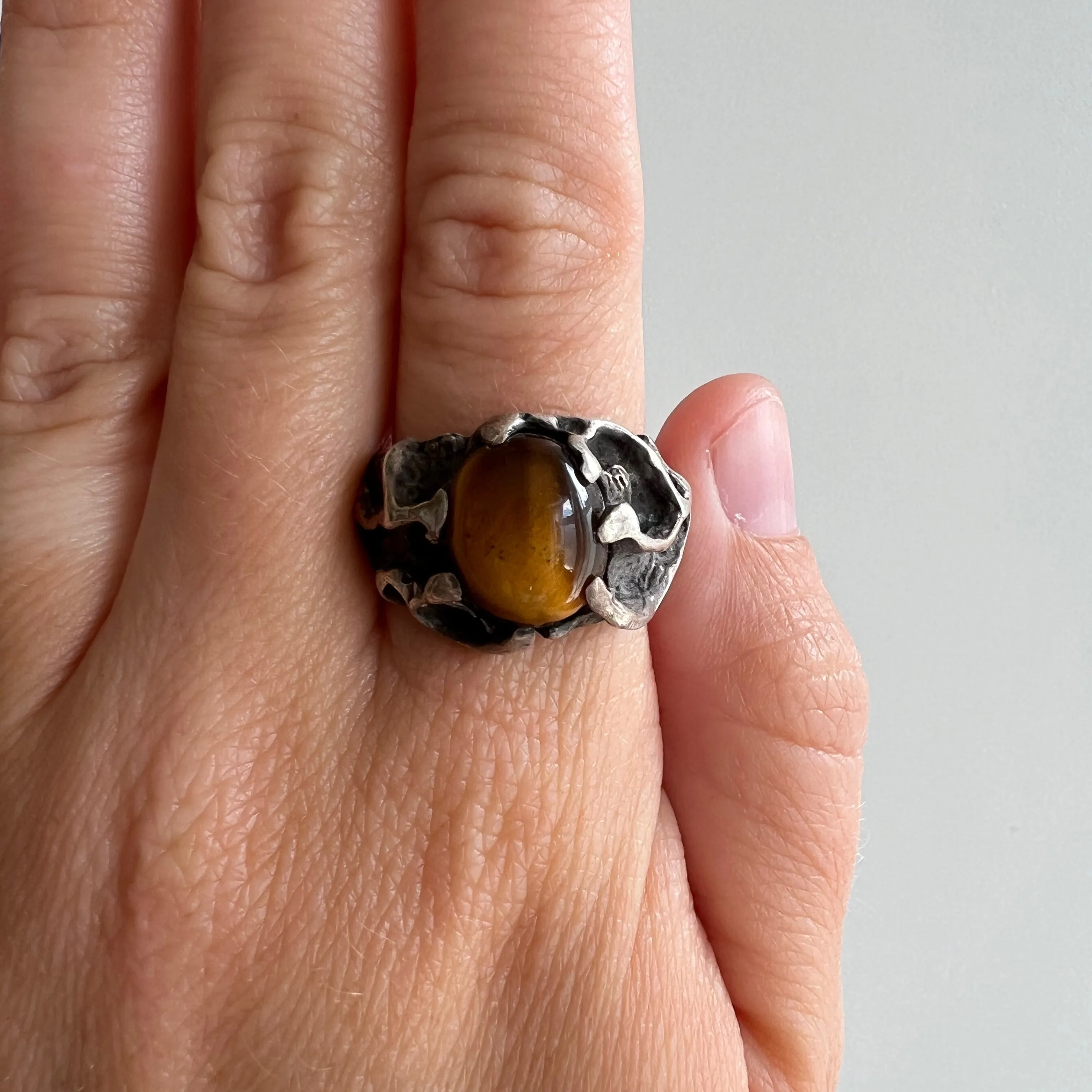 V I N T A G E // shimmery brutalism / sterling silver and tigers eye brutalist signet dome ring / size 8-8.25