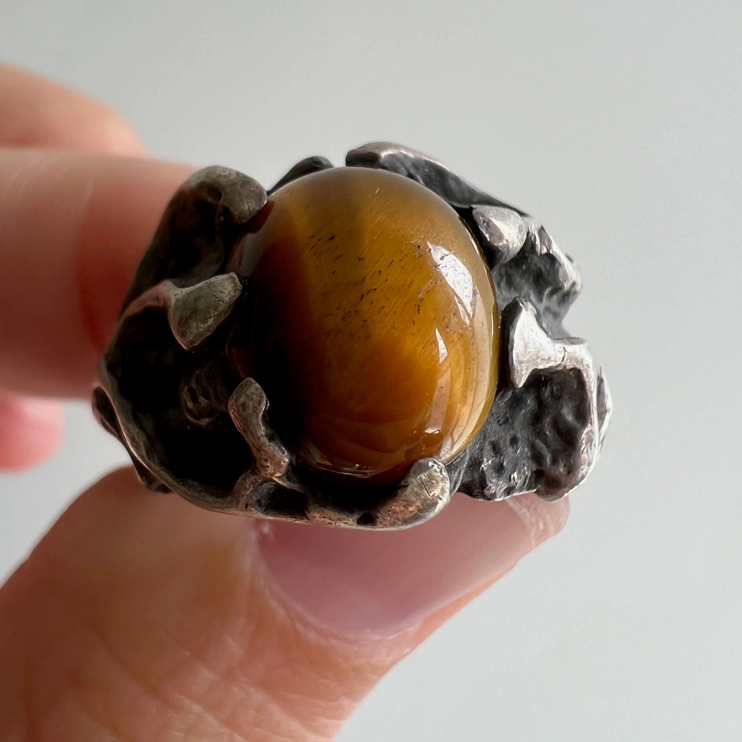 V I N T A G E // shimmery brutalism / sterling silver and tigers eye brutalist signet dome ring / size 8-8.25